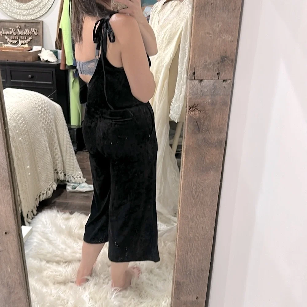 Very J Chic Black velvet Jumpsuit size medium - Picture 4 of 6